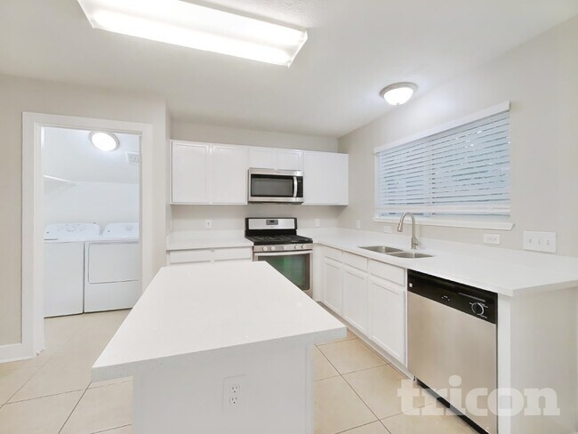 Foto del edificio - 18167 Woodsdale Ct