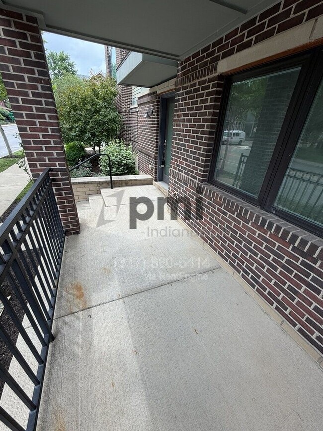 Building Photo - 604 E 10th St