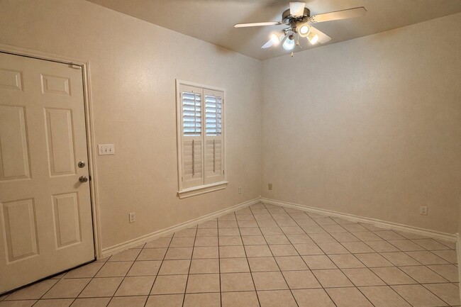 Building Photo - 1000 Ranchway Dr