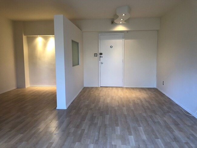 Building Photo - Centrally Located Junior One Bedroom in Georgetown/Dupont border. UTILITIES INCLUDED
