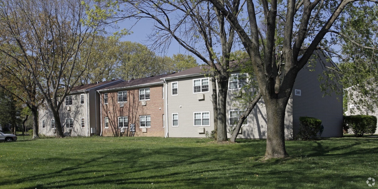 Paumanack Village I & II Apartments in Greenlawn, NY