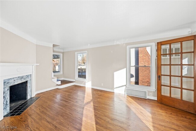 Building Photo - 304 E 248th St