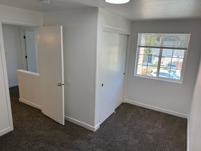 Building Photo - M613-617