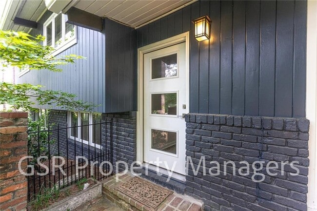 Building Photo - 2026 N Akin Dr NE