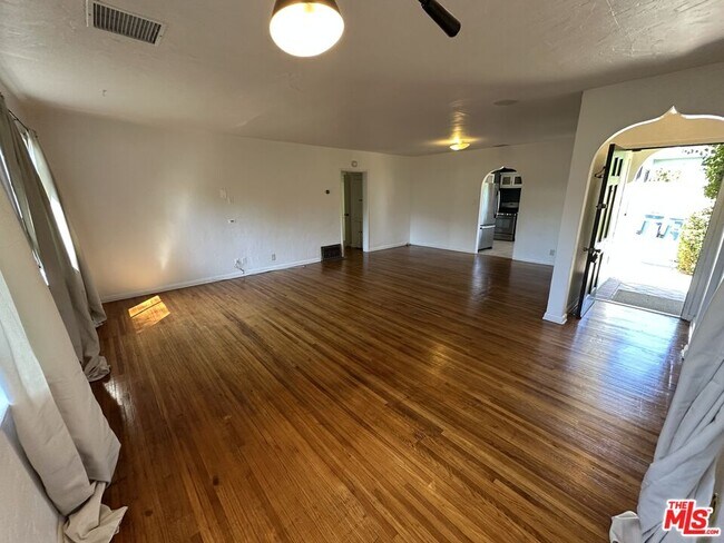 Building Photo - 4001 Chevy Chase Dr