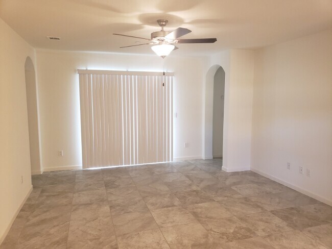 Foto del edificio - 895 Creekview St