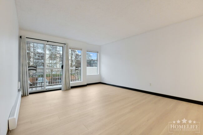 Photo du bâtiment - Newly Renovated 1 Bed 1 Bath Condo in the Heart of White Rock