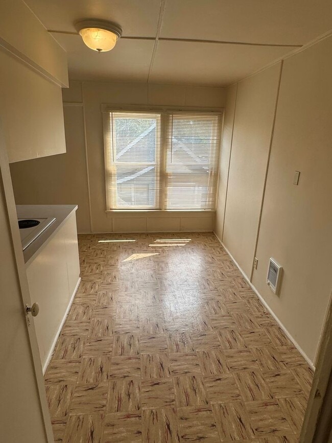 Foto del edificio - 2 Bedroom in Triplex Near Downtown and Campus