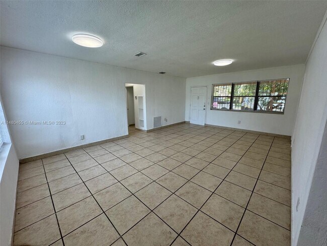 Building Photo - 121 NE 170th St