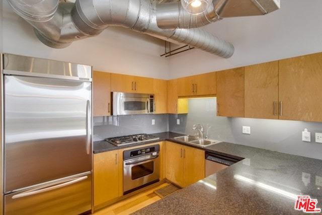 Building Photo - 330 W 11th St