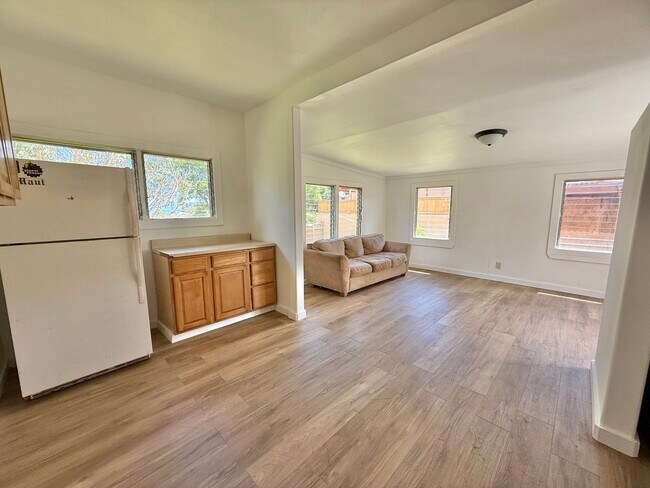 Foto del edificio - 3 Bedroom / 2 Bathroom Home with large yar...