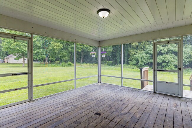 Building Photo - 6107 W River Dr NE