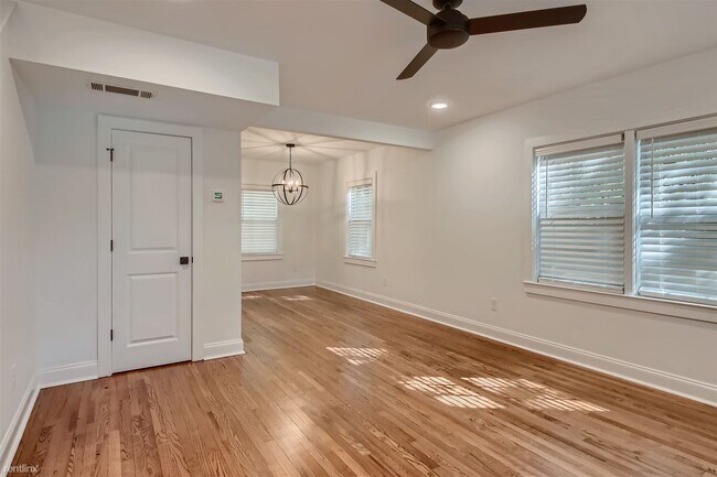 Building Photo - 2 br, 1 bath Duplex - 406 South Columbia D...