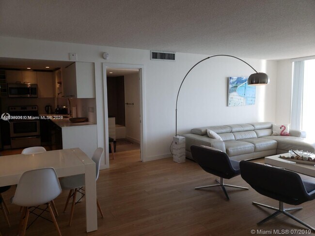 Foto del edificio - 9250 W Bay Harbor Dr