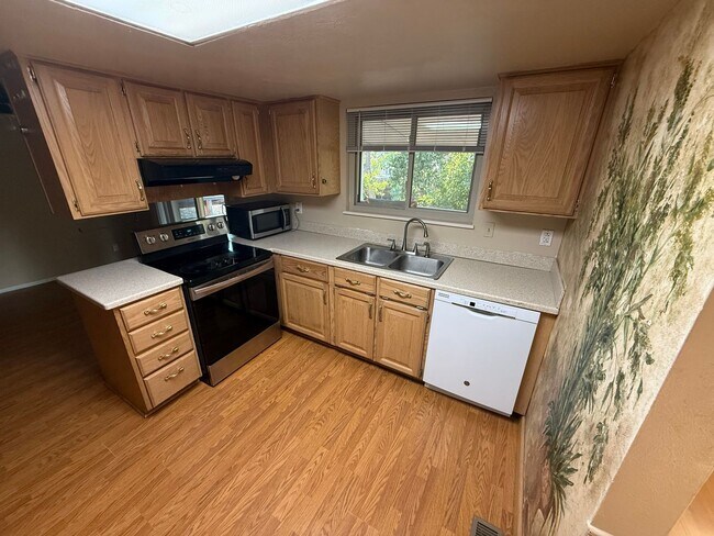 Building Photo - 13445 Green Cir