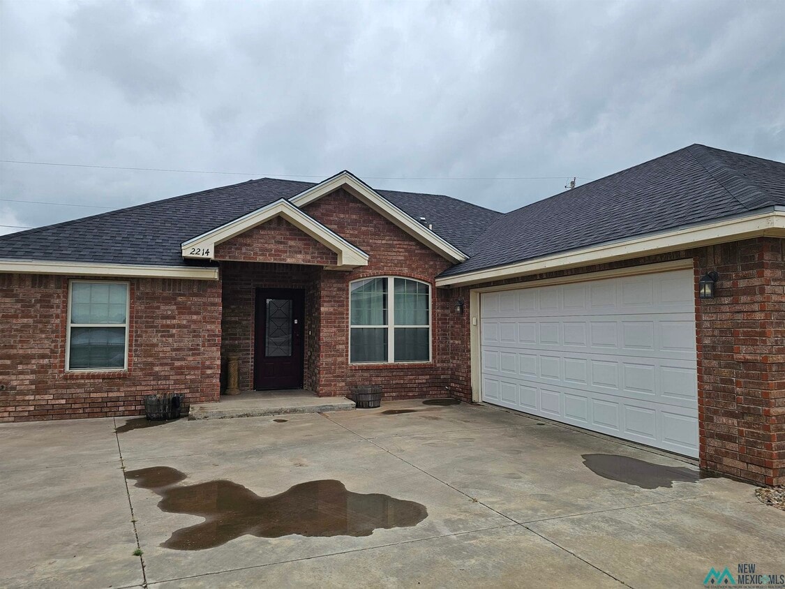 Primary Photo - 2214 Boxwood Cir