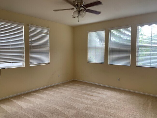 Building Photo - Spacious Two bedroom 2.5 Bathroom condo fo...