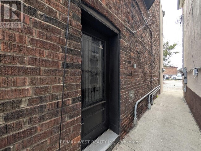 Building Photo - 1761 Keele St