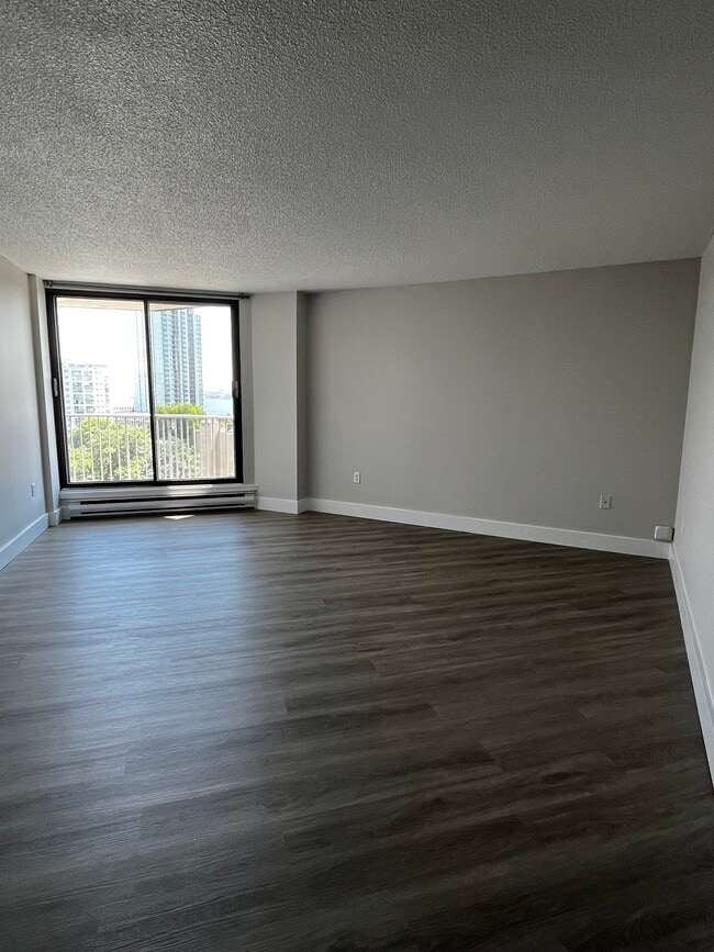Building Photo - SPACIOUS TWO BEDROOM TWO BATHROOM APARTMEN...