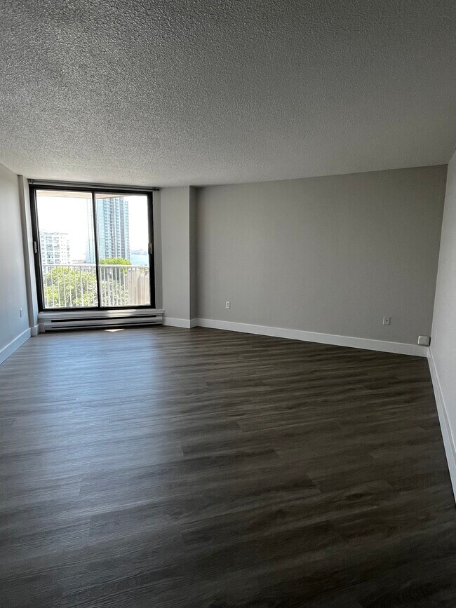 Photo du bâtiment - SPACIOUS TWO BEDROOM TWO BATHROOM APARTMEN...