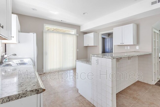 Foto del edificio - 208 E 1st St
