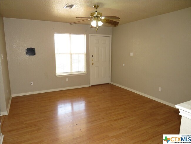 Foto del edificio - 1602 Dugger Cir