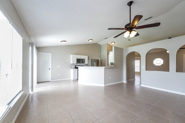 Building Photo - 330 Medina Ct