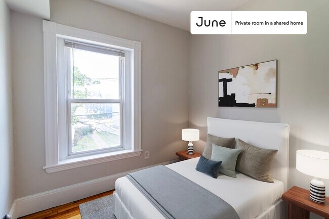 Building Photo - Private bedroom in 4 bed/2 bath Home