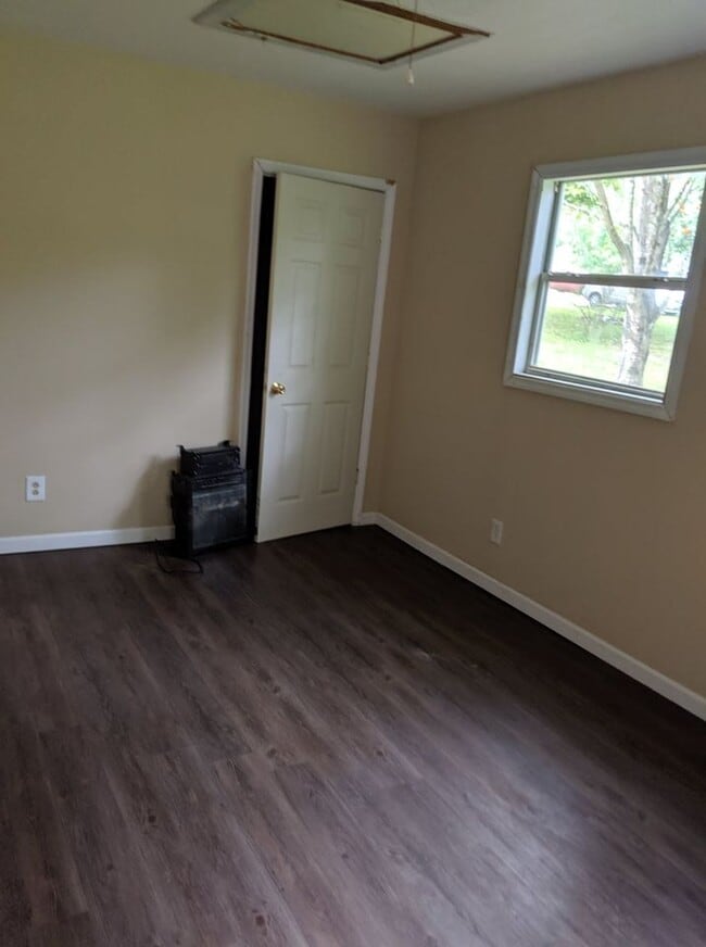 Front Bedroom - 1026 S Bear Creek Rd