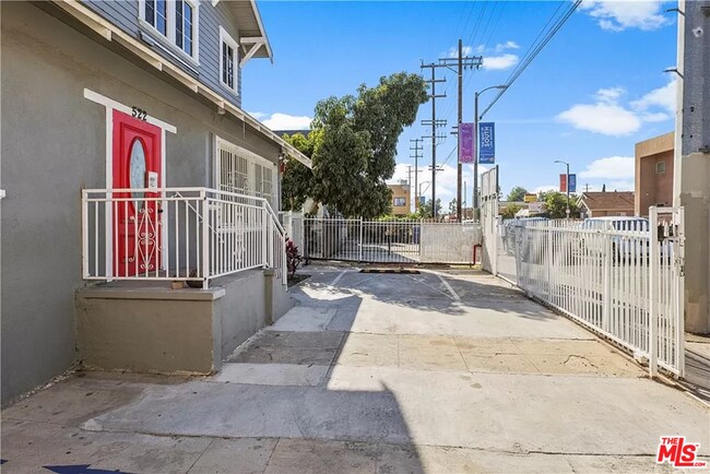 Building Photo - 522 W VERNON Ave