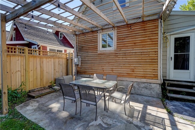 Building Photo - 437 Caroline St