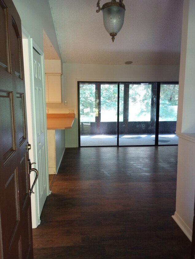 Entry - 2063 Penncrest Ct