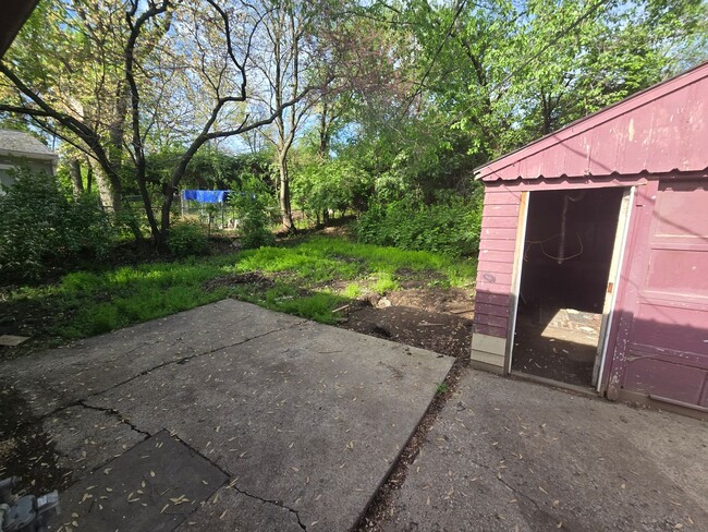 Foto del edificio - 3 bed 1 bath house w/ fenced in yard