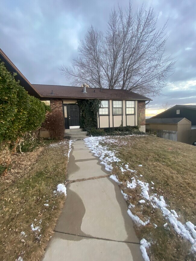 Building Photo - 1098 E Colima Dr