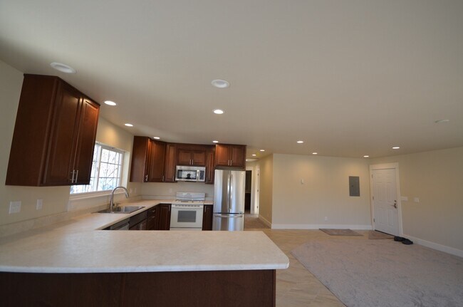 Foto del edificio - 563 E 4th Ave # B