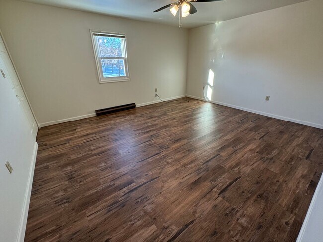 Building Photo - Town Home