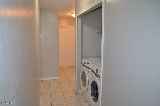 Foto del edificio - 2304 NE 8th Pl