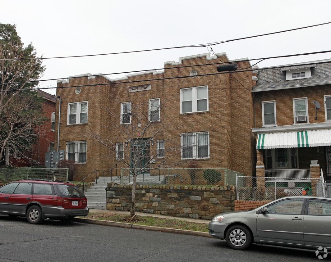 Foto principal - 5311 8th St NW