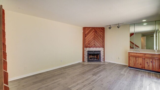 Foto del edificio - 15206 W Pond Woods Dr