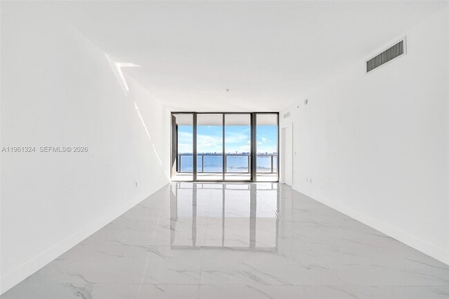 Foto del edificio - 700 NE 24th St