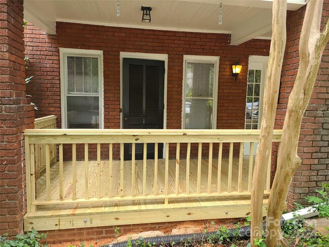 Building Photo - 1623 Fountain View St