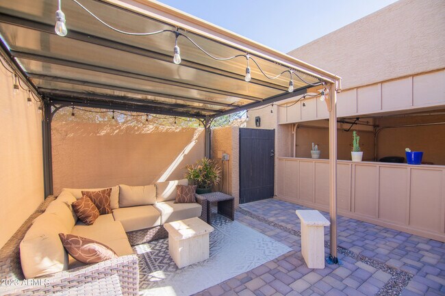 Building Photo - 11137 E Yucca St