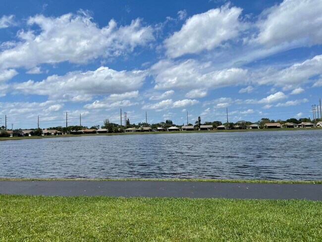 Foto del edificio - 5355 Mirror Lakes Blvd