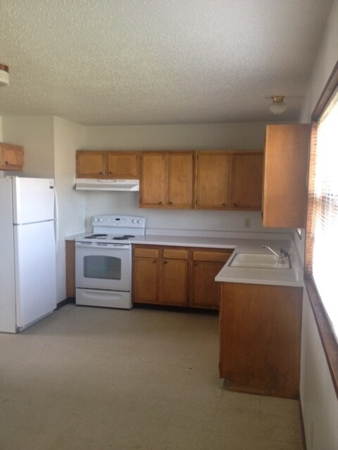 Building Photo - Near Hospital and Sandia Elementary Pets A...