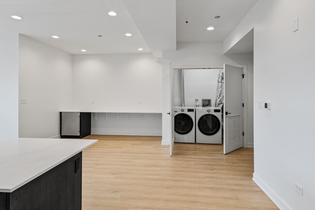 Foto del edificio - 1801 W Grand Ave