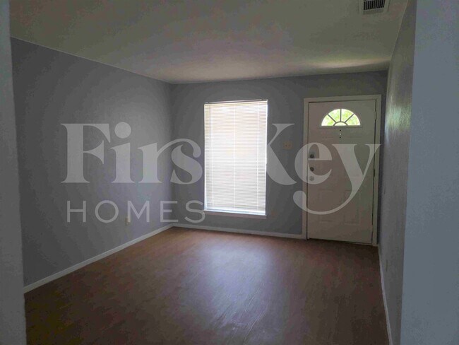 Building Photo - 6537 La Grange Dr