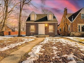 Building Photo - 9744 Lakepointe St