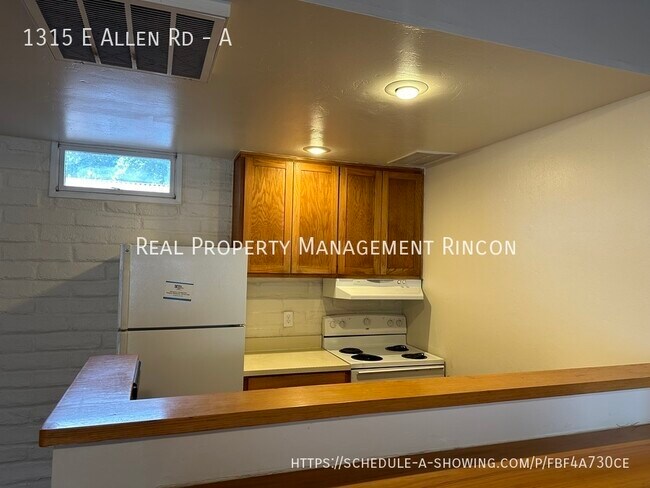 Building Photo - Location is EVERYTHING! COMMUNITY POOL TOO!