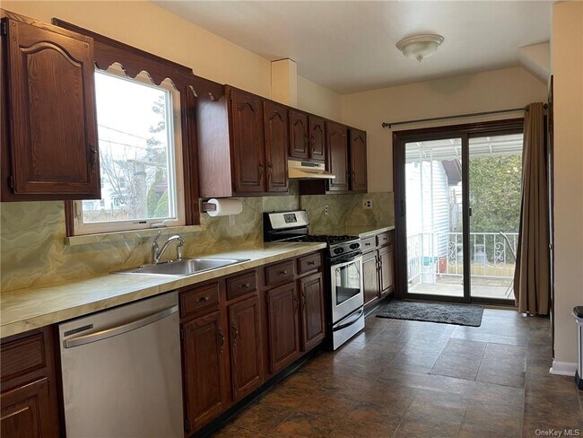 Foto del edificio - 56 Stephenson Blvd