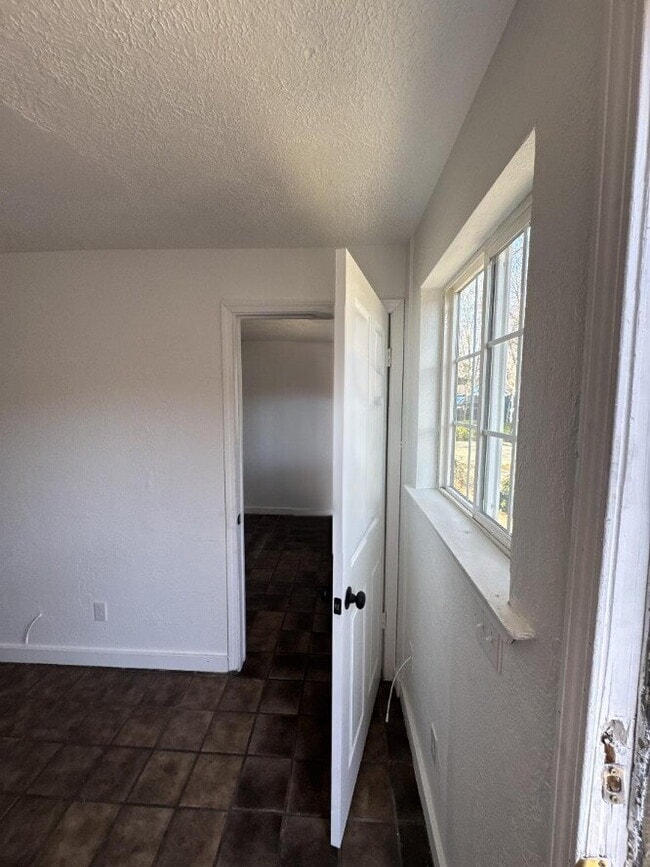 Building Photo - Charming Downtown Studio Apartment Perfect...